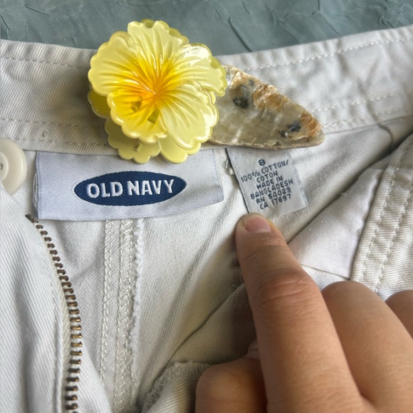 Old Navy Women's White Cuffed Chino Shorts - Picture 3 of 4